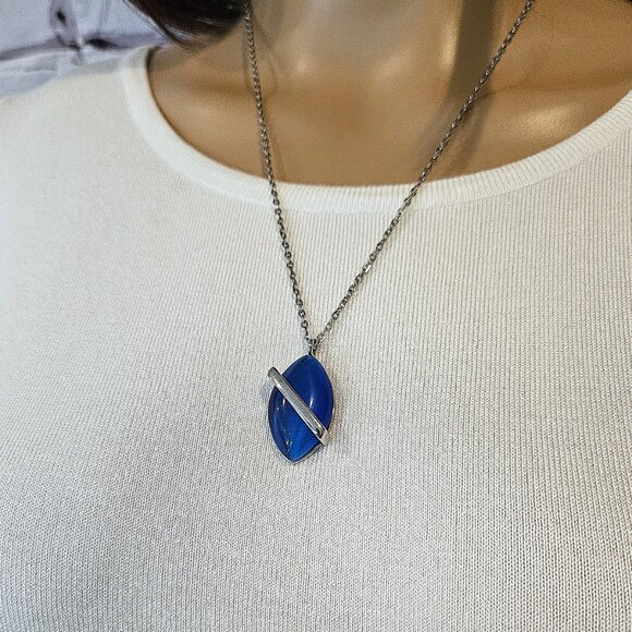 NECKLACE - Blue teardrop pendant with metal detailing - Picture 3 of 5
